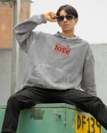 Bluza oversize z kapturem <br>Haft czerwone LOVE <br>Efekt sprania